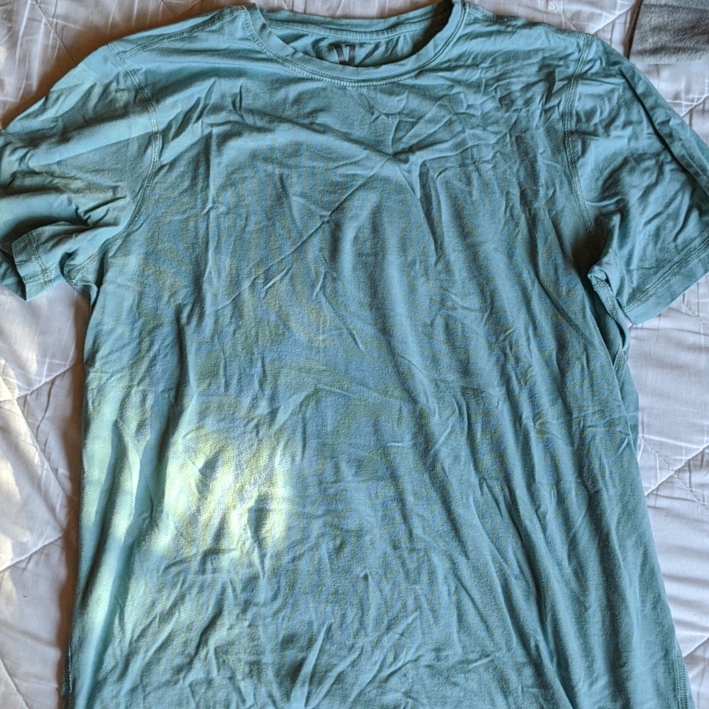 Vuori men's medium shirt